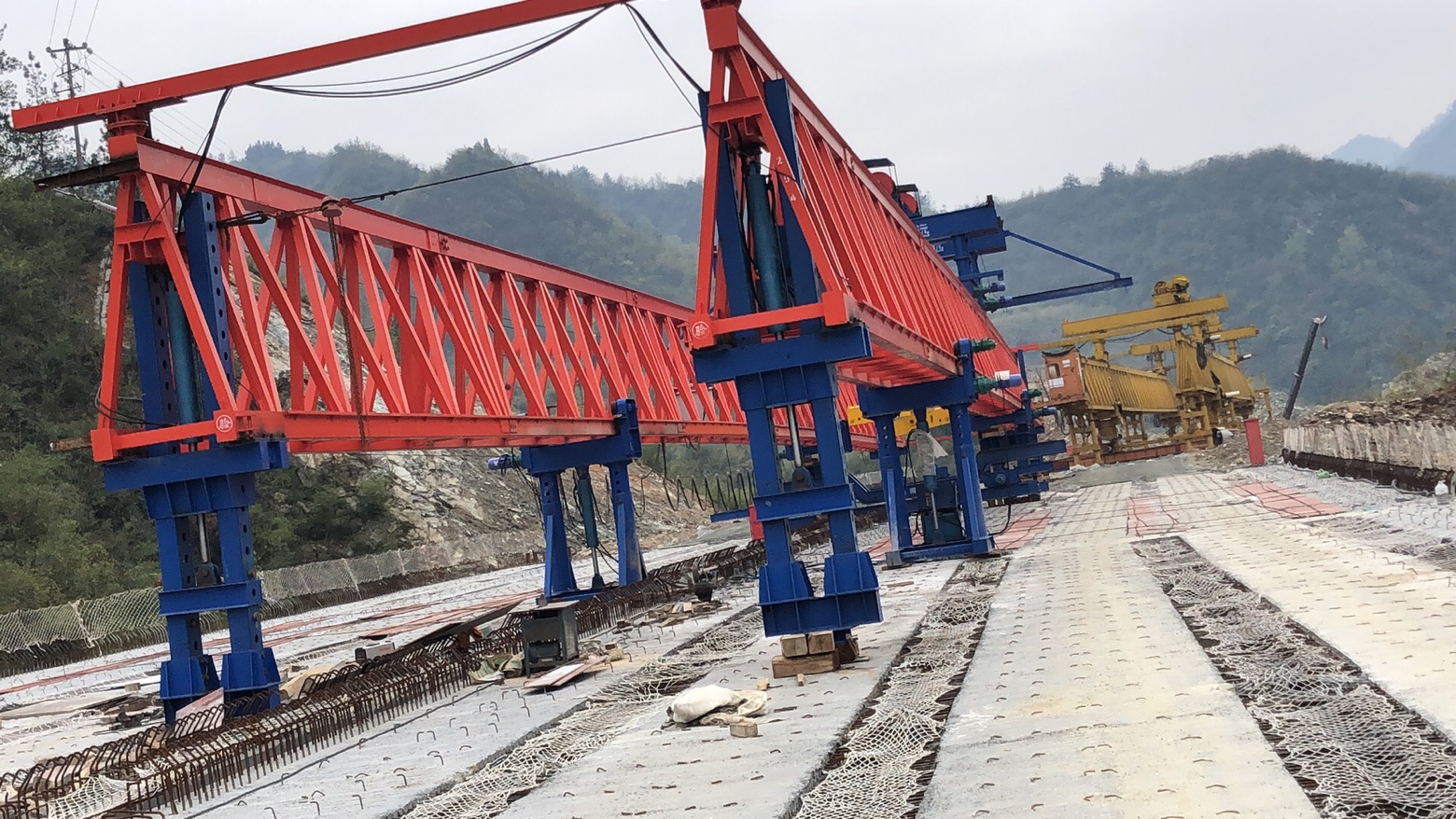 湖北十堰，十巫高速三標(biāo)，采購(gòu)我廠的JQ40-180新式架橋機(jī)