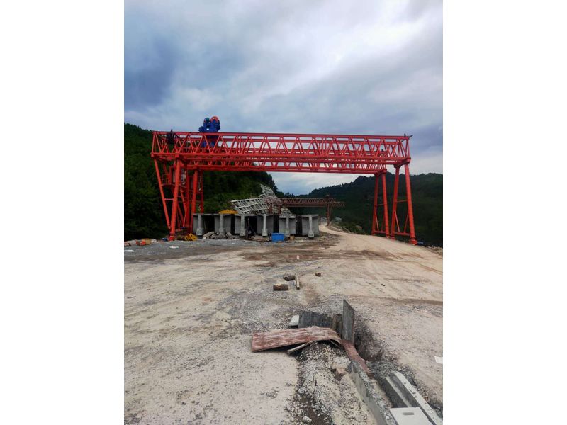 重慶匯森路橋工程建設(shè)有限公司，巴萬(wàn)高速三標(biāo)項(xiàng)目部采購(gòu)高遠(yuǎn)重型MG100/10-24m-9m龍門吊兩臺(tái)，設(shè)備發(fā)貨出廠