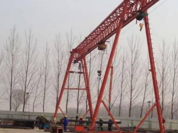 龍門吊門式起重機(jī)作業(yè)時(shí)如何確保下方人員的安全？